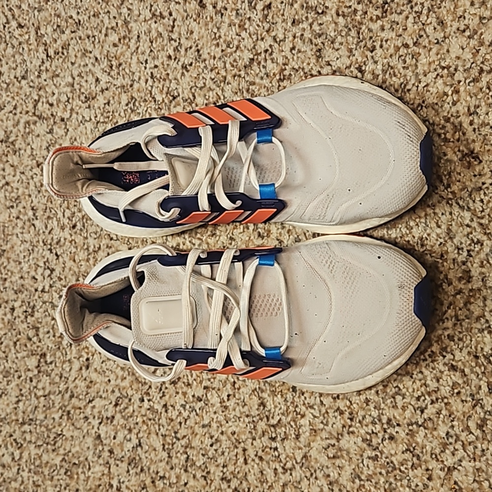 Adidas ultra boost 22 running shoes size 9
